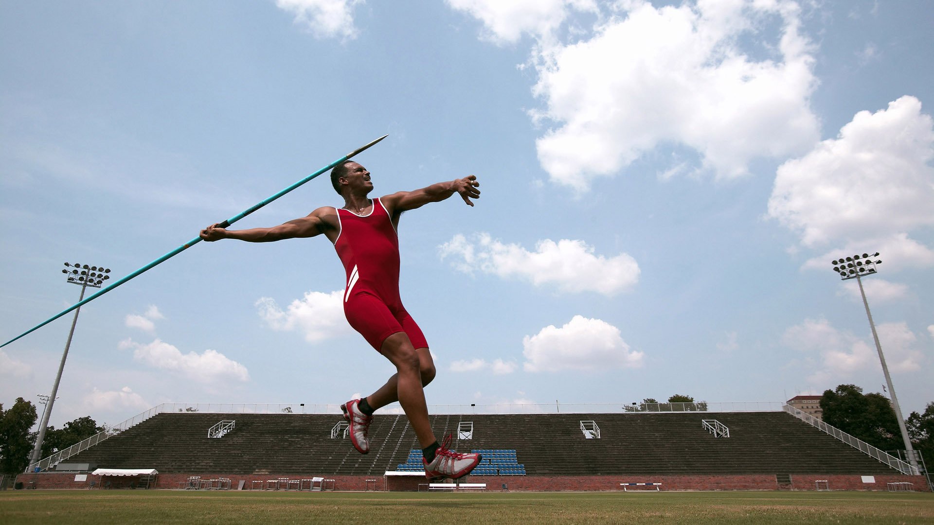 澳大利亚接力队赛后感谢团队支持与鼓励，澳大利亚女子游泳接力队员