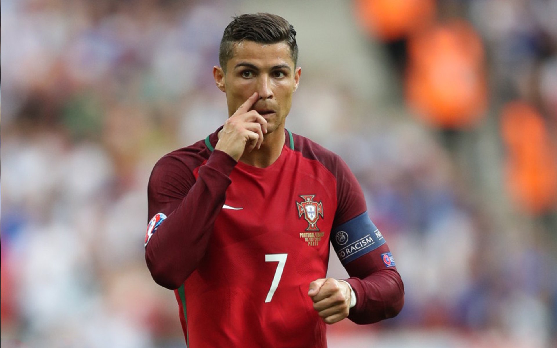 澳大利亚接力队赛后感谢团队支持与鼓励，澳大利亚女子游泳接力队员