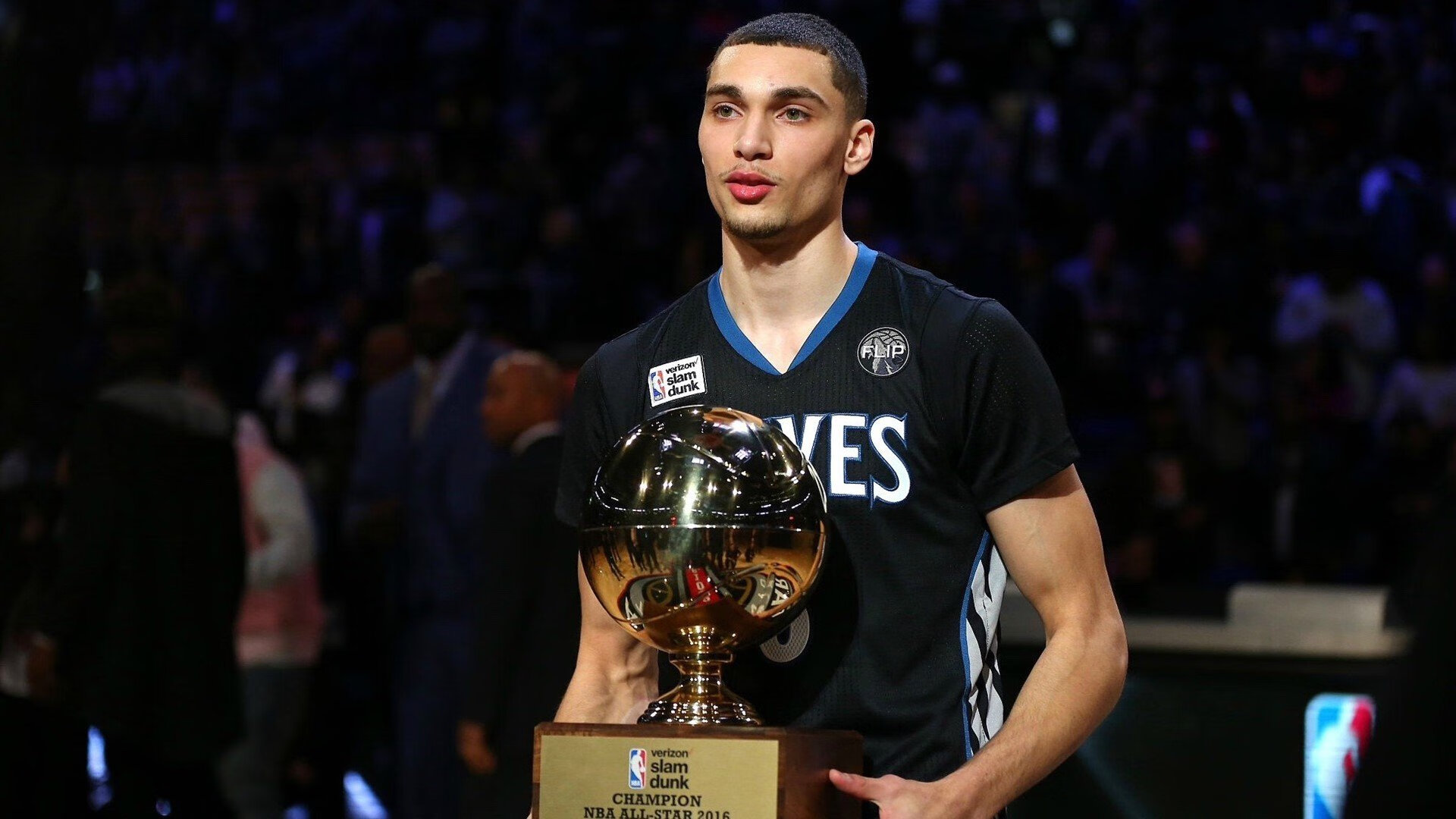 火箭中锋连续完成封盖点燃队友士气，火箭中锋是谁