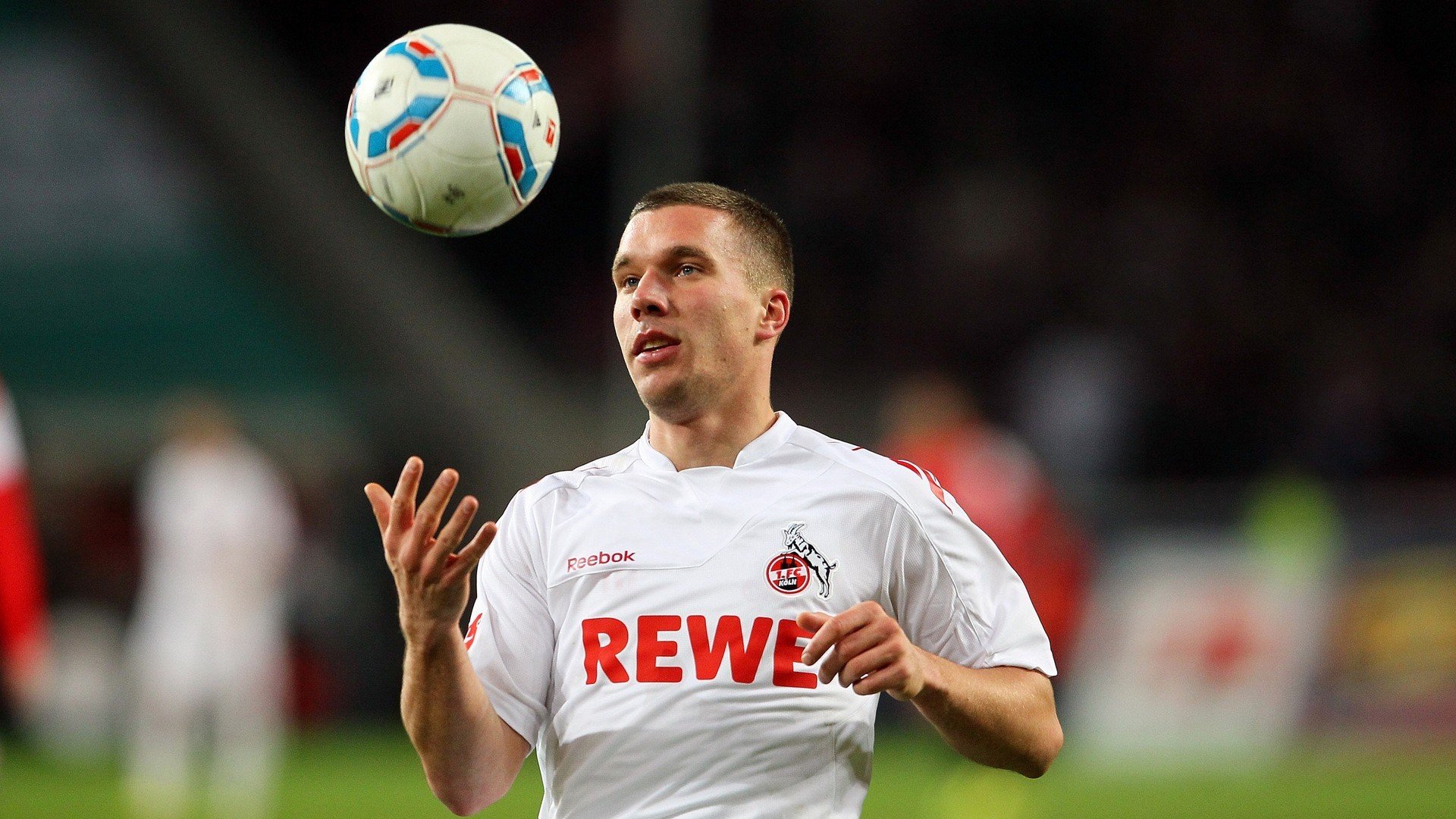 足球产业与电商深度融合，推动优质商品向全球推广，足球产业链包括哪些